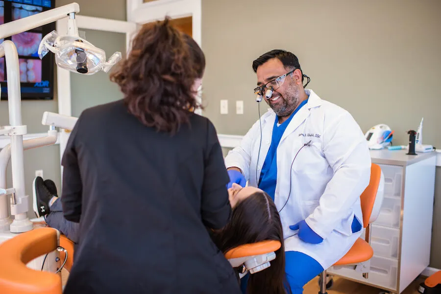El Dr. Shaikh revisando radiografías con un colega